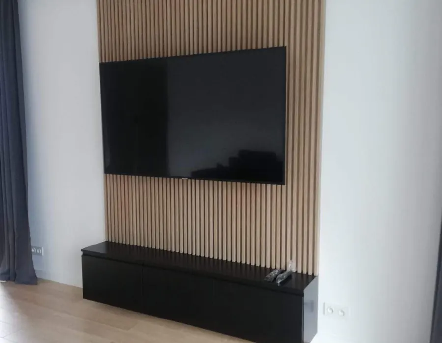 Strak afgewerkte wand met tv-meubel