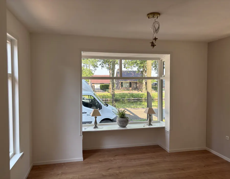 Kamer met nieuw stucwerk rond de erker